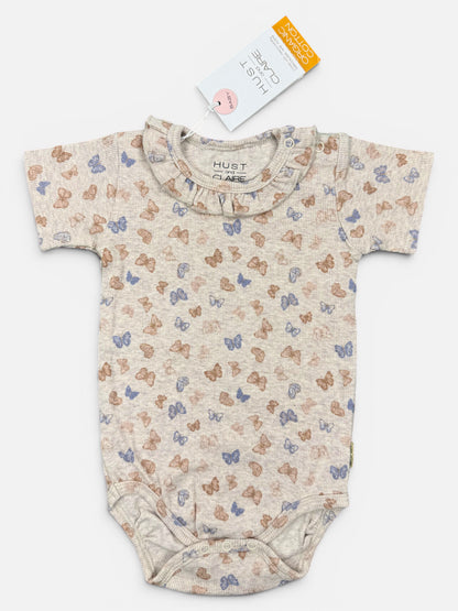 Hust and Claire Kurzarmbody in Beige mit bunten Schmetterlingen
