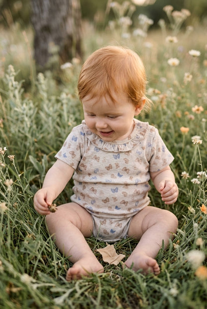 Hust and Claire Kurzarmbody in Beige mit bunten Schmetterlingen