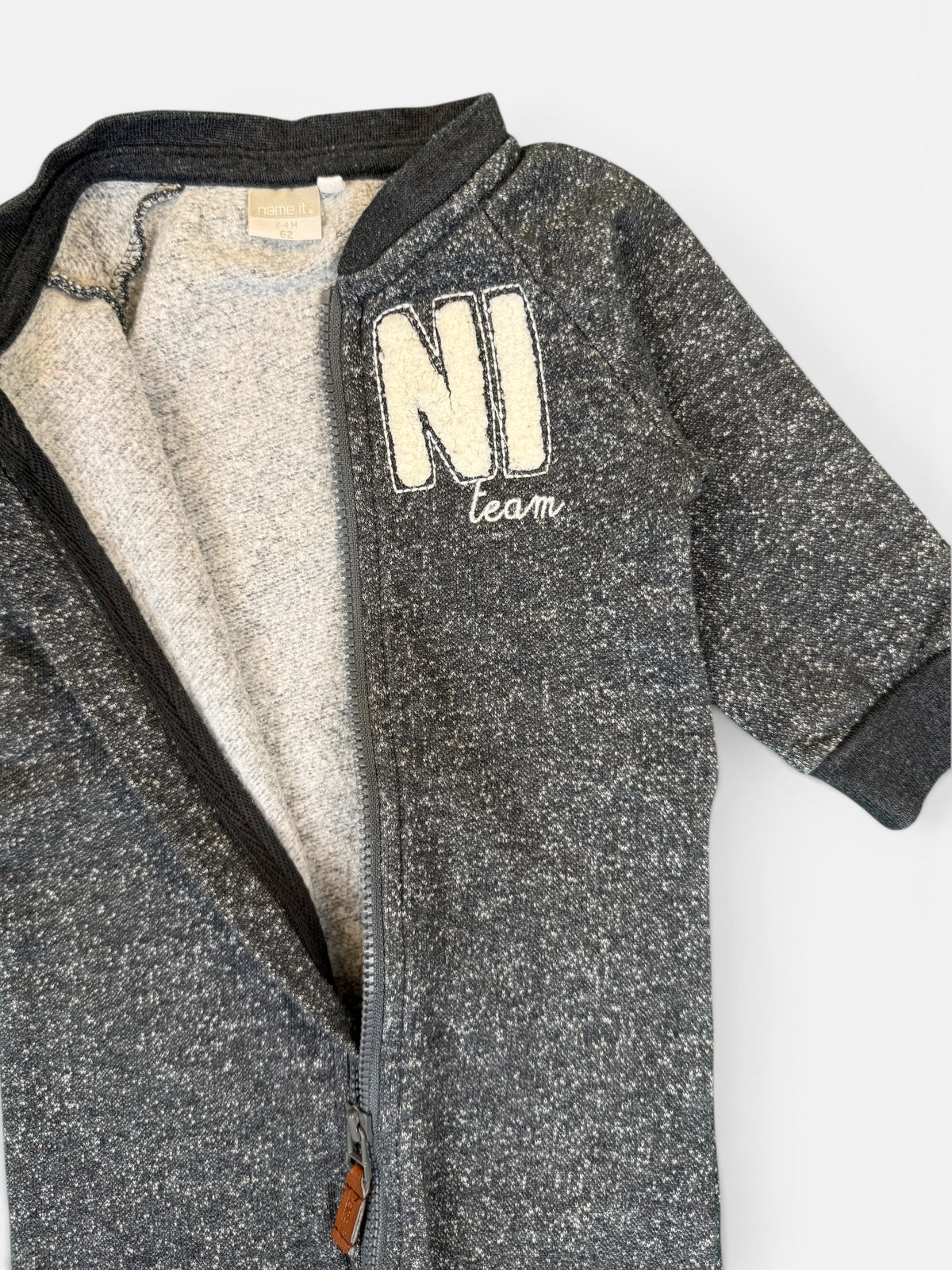 NAME IT Strampler in Grau mit Print