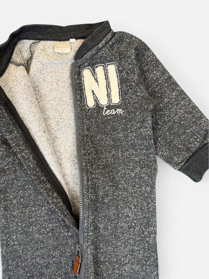 NAME IT Strampler in Grau mit Print