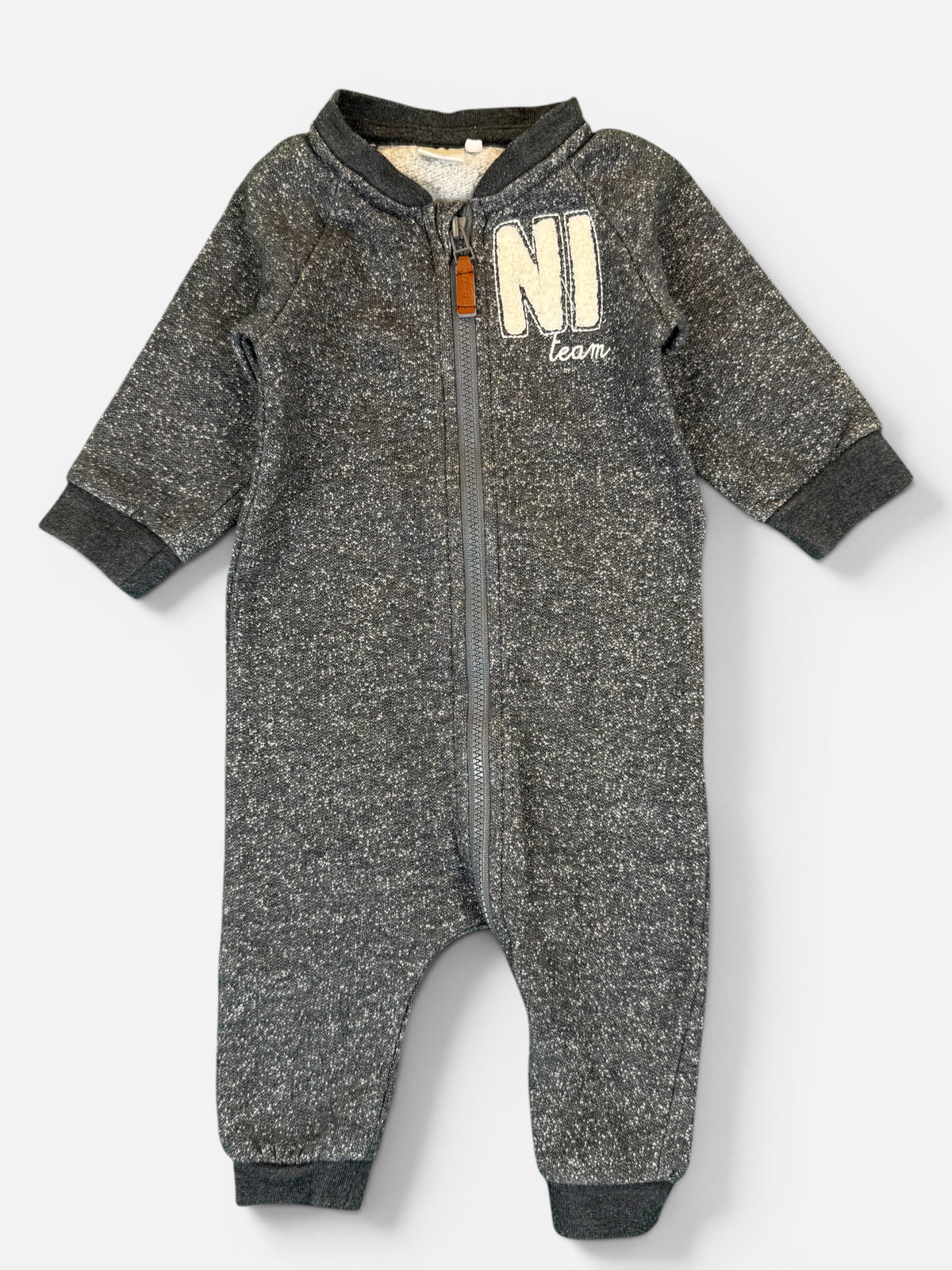 NAME IT Strampler in Grau mit Print