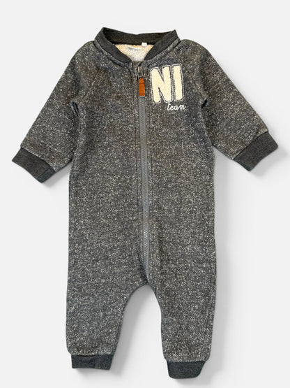 NAME IT Strampler in Grau mit Print