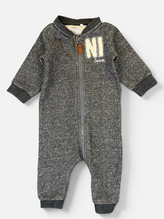 NAME IT Strampler in Grau mit Print