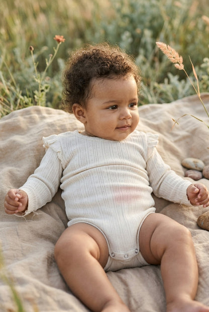 Lil' Atelier Langarmbody in Creme mit Ajour-Struktur