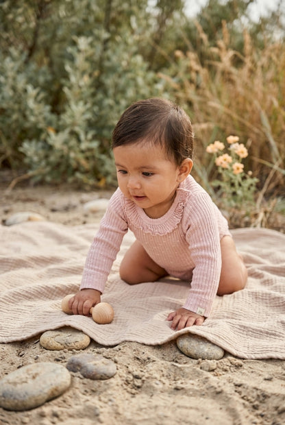 Lil' Atelier Langarmbody in Hellrosa mit Herzchen