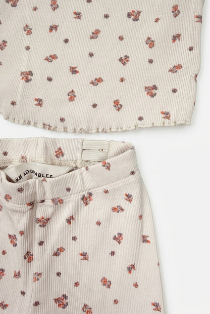 H&M Adorables Zweiteiliges Set in Creme mit Langarmshirt und Leggings und Blumenmuster