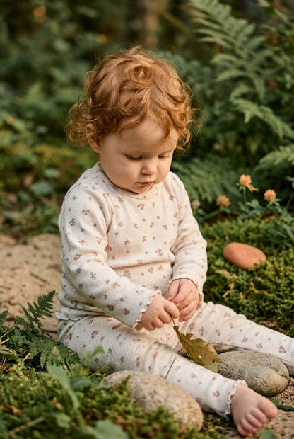 H&M Adorables Zweiteiliges Set in Creme mit Langarmshirt und Leggings und Blumenmuster